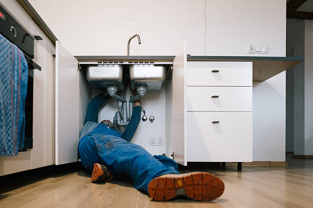 Professional Emergency Plumber technician working in Carter, TX